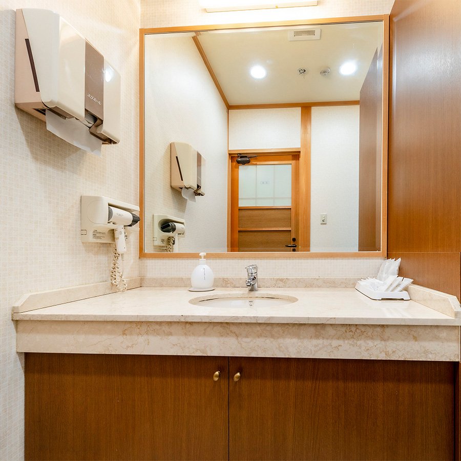 洗面室<br>清潔に美しく整えられた洗面室。